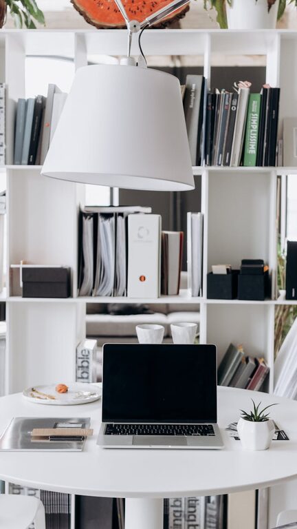 Consejos prácticos para un espacio de trabajo en casa eficiente y cómodo